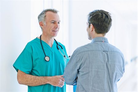 patient (homme malade) - Surgeon talking to man Photographie de stock - Premium Libres de Droits, Code: 649-07064717