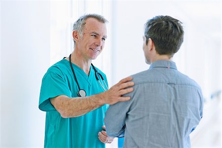 doctor and patient - Surgeon talking to man Photographie de stock - Premium Libres de Droits, Code: 649-07064718