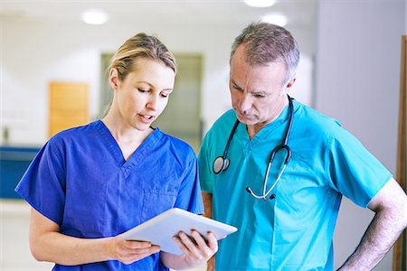 Doctor and surgeon looking at medical records Photographie de stock - Premium Libres de Droits, Code: 649-07064719
