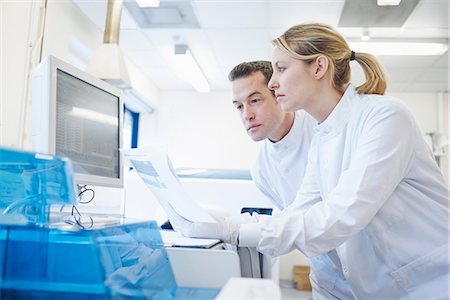 Researcher using computer Photographie de stock - Premium Libres de Droits, Code: 649-07064745