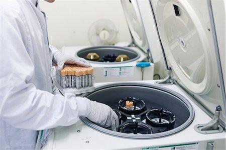 Man putting vials into centrifuge Fotografie stock - Premium Royalty-Free, Codice: 649-07064746