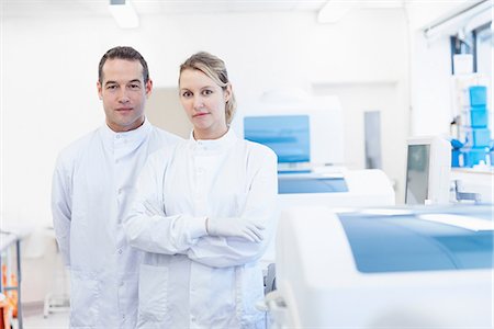 science lab man woman - Portrait of researcher in laboratory Foto de stock - Sin royalties Premium, Código: 649-07064751