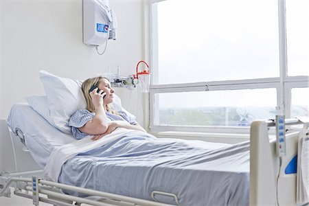 Patient lying on hospital bed on telephone call Stockbilder - Premium RF Lizenzfrei, Bildnummer: 649-07064763