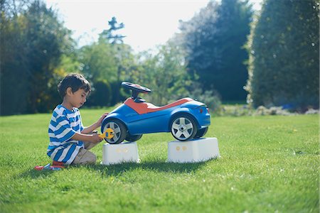 Boy pretending to fix toy car Stockbilder - Premium RF Lizenzfrei, Bildnummer: 649-07064780