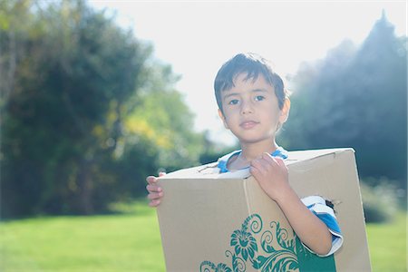 Boy wearing cardboard box Foto de stock - Sin royalties Premium, Código: 649-07064783