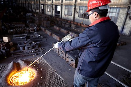 foundry worker - Working in cast iron foundry Photographie de stock - Premium Libres de Droits, Code: 649-07064866