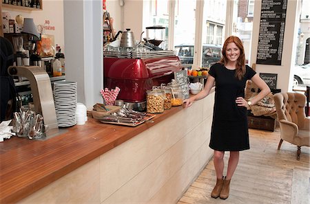 Portrait of young woman standing at cafe counter Stockbilder - Premium RF Lizenzfrei, Bildnummer: 649-07064888