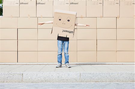 smiley - Man wearing cardboard box covering his head Photographie de stock - Premium Libres de Droits, Code: 649-07064896