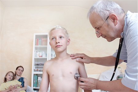 pédiatre - Boy being examining by doctor with stethoscope Photographie de stock - Premium Libres de Droits, Code: 649-07064905