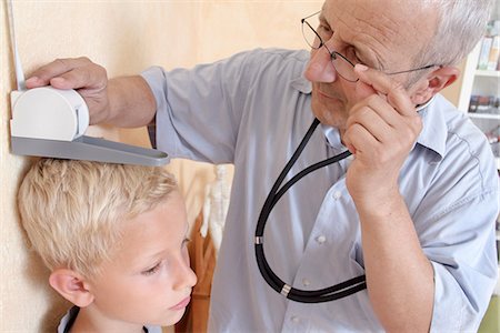 Doctor measuring boy's height Photographie de stock - Premium Libres de Droits, Code: 649-07064900