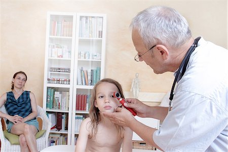 pédiatre - Doctor examining girl's eyes Photographie de stock - Premium Libres de Droits, Code: 649-07064902