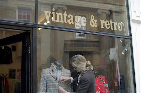 Woman putting jacket on shop dummy Stockbilder - Premium RF Lizenzfrei, Bildnummer: 649-07064922