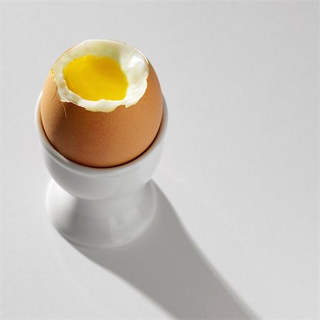 Boiled egg in egg cup Fotografie stock - Premium Royalty-Free, Codice: 649-07064961