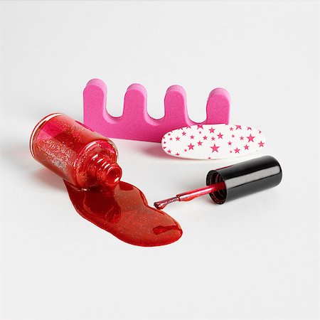 purpurina - Toe separators and red nail varnish Foto de stock - Sin royalties Premium, Código: 649-07065029