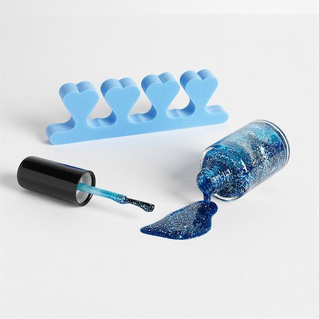 esmalte de uñas - Toe separators and blue nail varnish Foto de stock - Sin royalties Premium, Código: 649-07065030