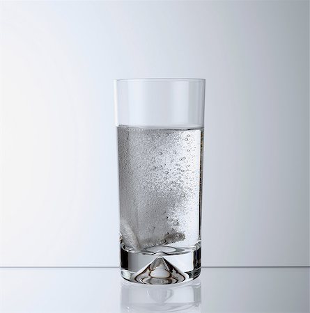 effervescing - Glass of carbonated beverage Foto de stock - Sin royalties Premium, Código: 649-07065053
