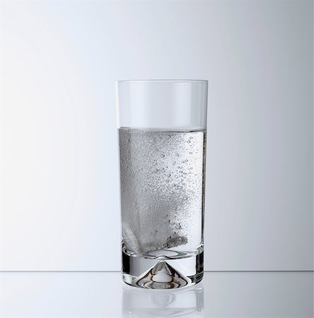 softdrink - Glass of carbonated beverage Photographie de stock - Premium Libres de Droits, Code: 649-07065053