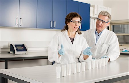 examinar - Two scientists in laboratory Foto de stock - Sin royalties Premium, Código: 649-07065328