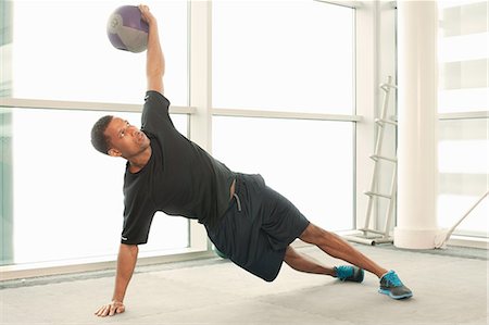 estiramiento - Man stretching using exercise ball Foto de stock - Sin royalties Premium, Código: 649-07065376