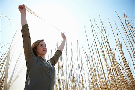 Young woman holding up scarf in reeds Photographie de stock - Premium Libres de Droits, Code: 649-07062989