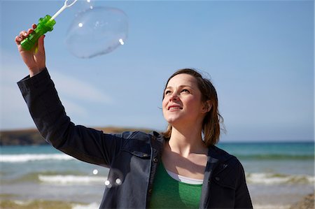 padstow - Young woman at coast with bubble wand Foto de stock - Sin royalties Premium, Código: 649-07062993