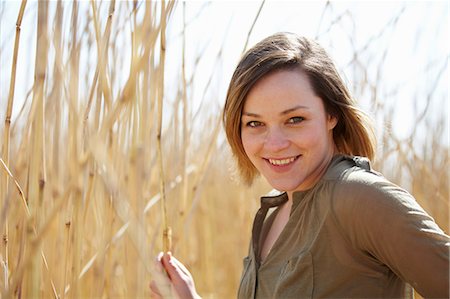 simsearch:614-07031820,k - Portrait of young woman in front of reeds Stockbilder - Premium RF Lizenzfrei, Bildnummer: 649-07063000