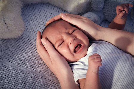 Baby boy in crib crying Photographie de stock - Premium Libres de Droits, Code: 649-07063013