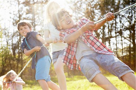 Children playing tug o war Photographie de stock - Premium Libres de Droits, Code: 649-07063048