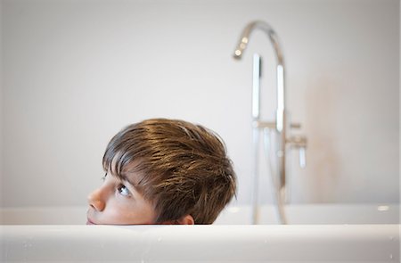 staring - Head shot of young boy in bath Photographie de stock - Premium Libres de Droits, Code: 649-07063043