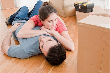 Young couple taking a break amongst cardboard boxes Foto de stock - Sin royalties Premium, Código: 649-07063142