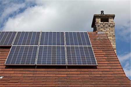 Close up of house roof with solar panels Photographie de stock - Premium Libres de Droits, Code: 649-07063496
