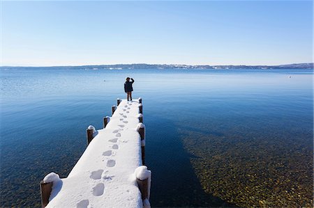 recouvert de neige - Boy standing on snow covered pier, Lake Starnberg, Bavaria, Germany Photographie de stock - Premium Libres de Droits, Code: 649-07063567