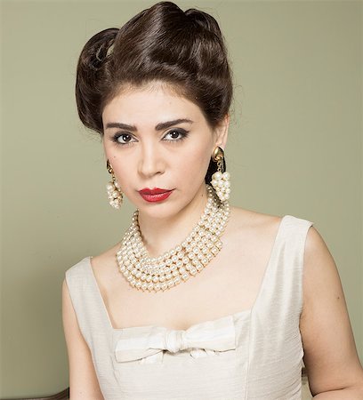 Portrait of woman in vintage clothes and pearls Photographie de stock - Premium Libres de Droits, Code: 649-07063572