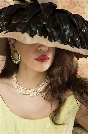 simsearch:614-06897320,k - Woman in wide brimmed hat with feathers Foto de stock - Sin royalties Premium, Código: 649-07063584