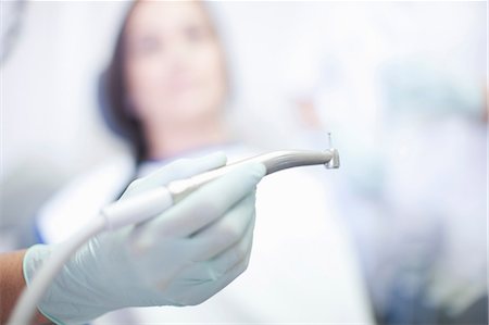 Close up of hand holding dentist drill Foto de stock - Sin royalties Premium, Código: 649-07063609