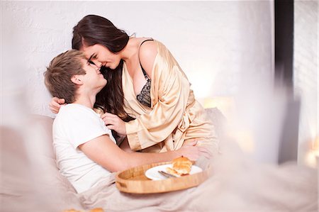 pink plate - Romantic young couple on bed Stock Photo - Premium Royalty-Free, Code: 649-07063617