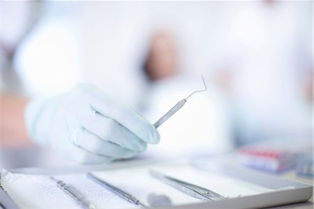 dentiste - Close up of hand holding dentist instrument Photographie de stock - Premium Libres de Droits, Code: 649-07063610