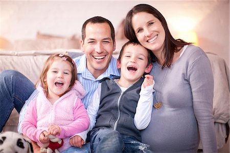 Portrait of expectant couple with two young children Photographie de stock - Premium Libres de Droits, Code: 649-07063643