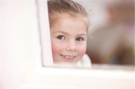Close up of young girl looking through window at ballet class Photographie de stock - Premium Libres de Droits, Code: 649-07063676