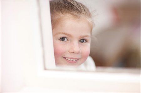 Close up of young girl looking through window at ballet class Foto de stock - Sin royalties Premium, Código: 649-07063676