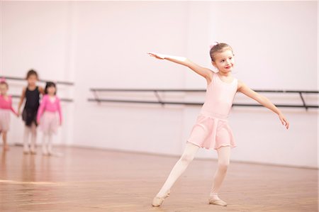 equilibrio - Young ballerina posing in class Foto de stock - Sin royalties Premium, Código: 649-07063680