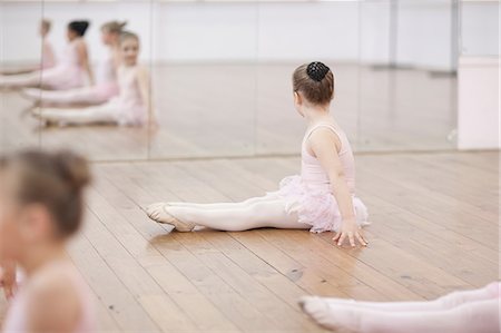 parquet - Young ballerina looking at mirror Photographie de stock - Premium Libres de Droits, Code: 649-07063695