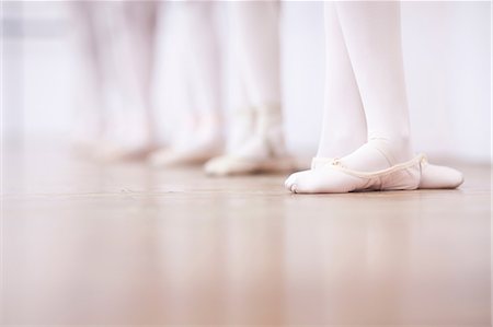 preadolescent feet - Close up of teenage ballerinas feet poise Foto de stock - Sin royalties Premium, Código: 649-07063711