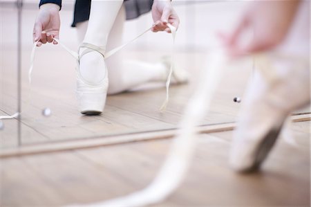 plancher de bois dur - Ballerina putting on ballet slippers Photographie de stock - Premium Libres de Droits, Code: 649-07063745