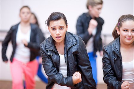 Small group of teenagers practicing dance in studio Foto de stock - Sin royalties Premium, Código: 649-07063755