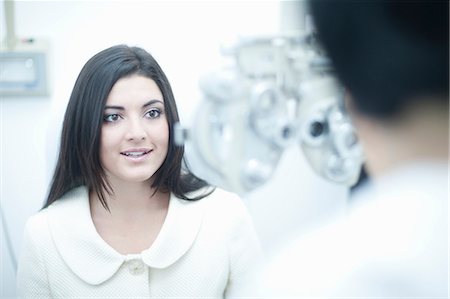 eye test - Young woman at opticians Foto de stock - Sin royalties Premium, Código: 649-07063766