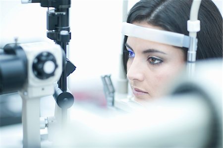 seeing - Woman having eye examination Foto de stock - Sin royalties Premium, Código: 649-07063769