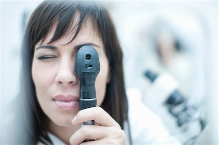 patient alone - Optician looking through ophthalmoscope Stock Photo - Premium Royalty-Free, Code: 649-07063775