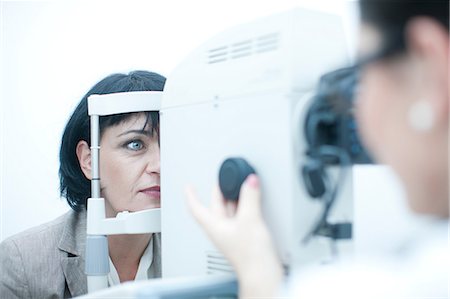 regarder (observer) - Close up of optician monitoring patient in eye clinic Photographie de stock - Premium Libres de Droits, Code: 649-07063785