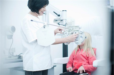 eye doctor - Optician monitoring young girl in eye clinic Photographie de stock - Premium Libres de Droits, Code: 649-07063787